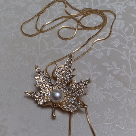 Elegant Gold Maple Leaf Necklace with Intricate Design, Made in Europe - Picture 4 of 4